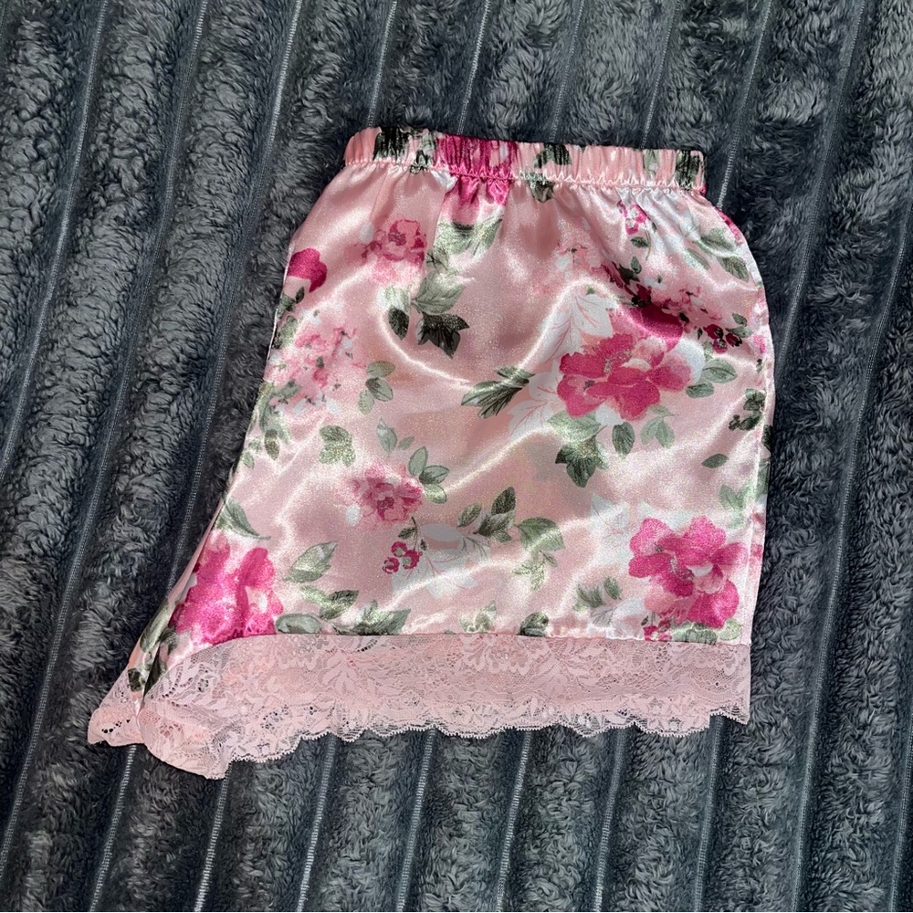 🔵(4 for $25)🔵 satin sleep shorts - Picture 5 of 8